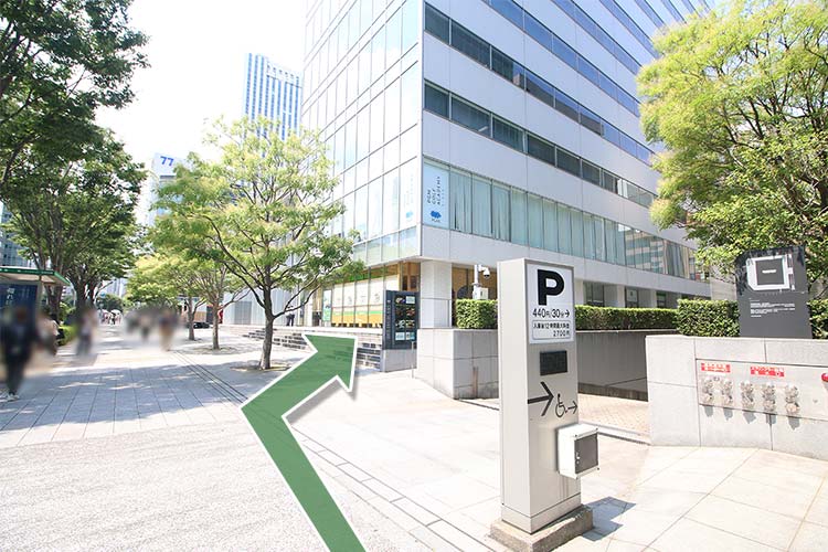 晴海通りの銀座松竹スクエアの駐車場先(看板)を右折します